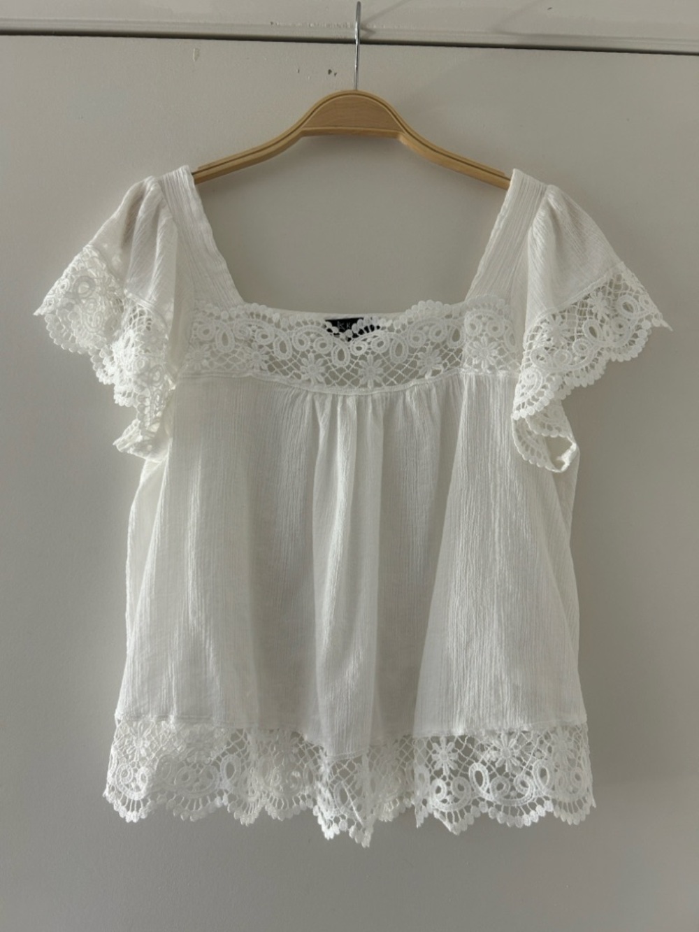 🆕 White Lace-Trim Flutter Sleeve Women's Pheasant Top